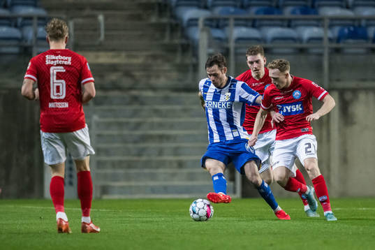 Emil Salomonsson of IFK Göteborg and Anders Klynge of
