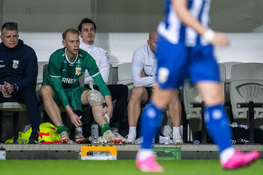Goalkeeper Pontus Dahlberg of IFK Göteborg with ice