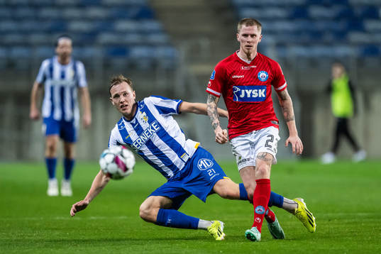 Adam Carlén of IFK Göteborg and <s23<of Silkeborg