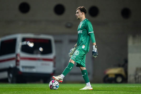 goalkeeper Elis Bishesari of IFK Göteborg