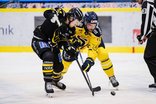Västerås Kyle Topping och Södertäljes Dominic Turgeon