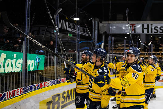 Södertäljes spelare jublar