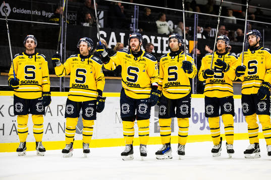 Södertäljes spelare jublar