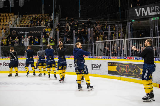 Södertäljes spelare jublar