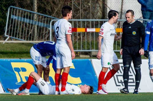 Helsingborgs Benjamin Örn grinar illa