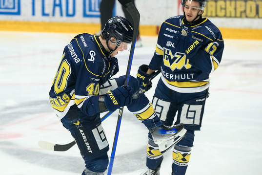HV71s Oskar Stål-Lyrenäs jublar