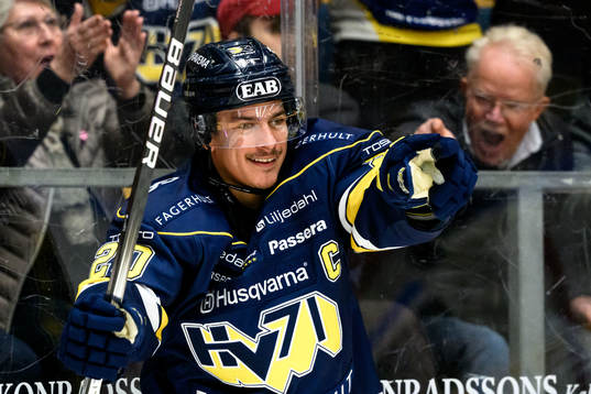 HV71s André Petersson jublar