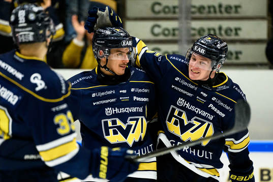 HV71s André Petersson och Victor Sjöholm jublar