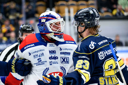 Oskarshamns målvakt Emil Kruse och HV71s Åke Stakkestad