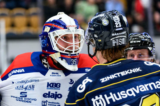 Oskarshamns målvakt Emil Kruse och HV71s Åke Stakkestad