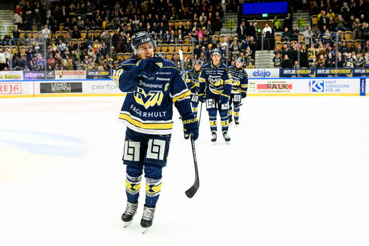 HV71s André Petersson jublar