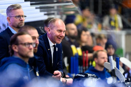 HV71s tränare Johan Lindbom jublar
