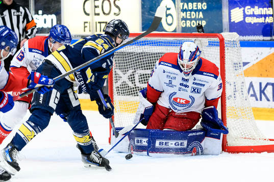 HV71s Oscar Fisker Molgaard och Oskarshamns målvakt Emil