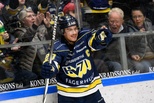 HV71s André Petersson jublar ishockeymatchen i SHL mellan