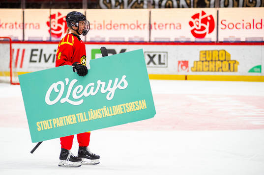 Brynäs Jenniina Nylund med ett presentkort från O’learys