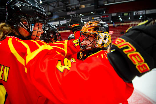 Brynäs Sini Karjalainen och målvakt Klara Peslarova jublar