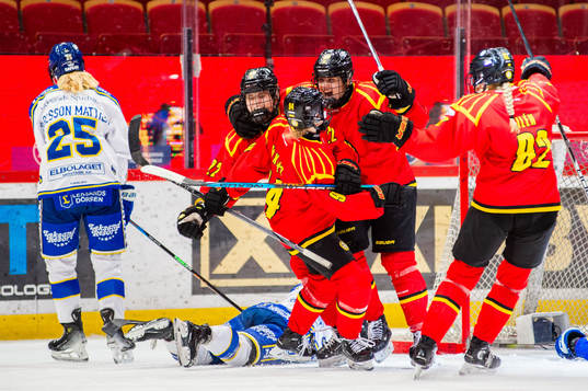 Brynäs Hanna Thuvik jublar med lagkamrater