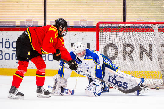 Brynäs Jenniina Nylund gör mål bakom Leksands målvakt