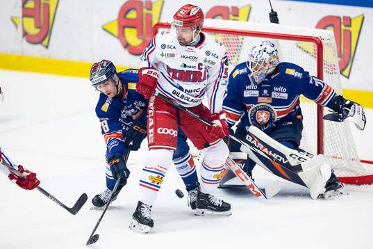 Timrås Anton Lander mellan Växjös Zachary Giuttari och