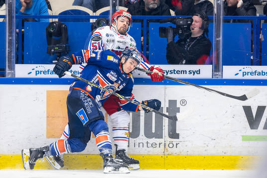 Växjös Keegan Lowe tacklar Timrås Anton Lander