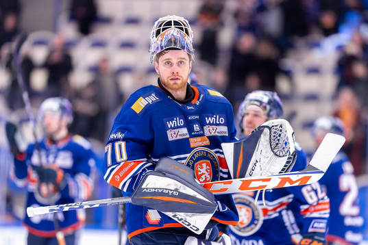 Växjös målvakt Adam Åhman jublar