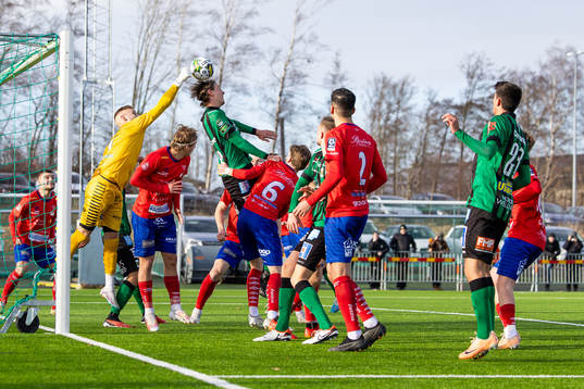 Tvååkers målvakt Albin Svensson boxar bort bollen