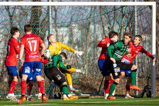 Tvååkers målvakt Albin Svensson och Varbergs Isak