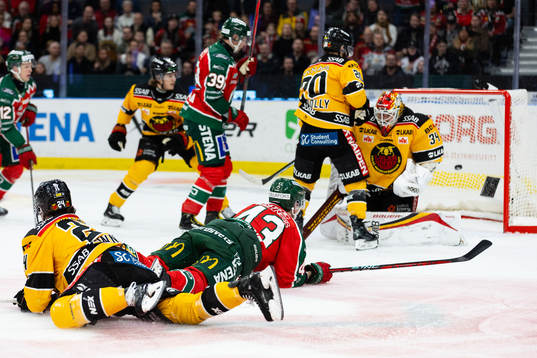 Frölundas Tom Nilsson skjuter 1-0 i mål bakom Luleås