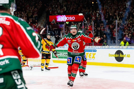 Frölundas Christian Folin jublar ihop med Carl Klingberg