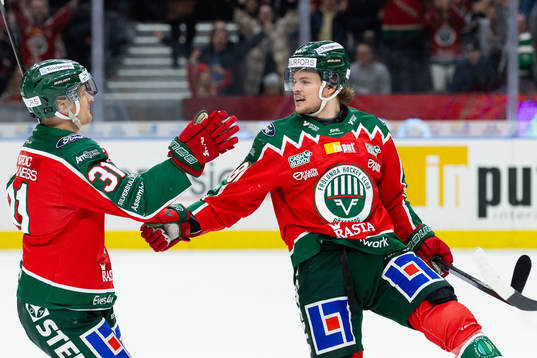 Frölundas Malte Strömwall jublar ihop med Nicklas Lasu