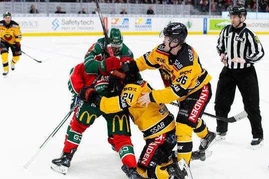Frölundas Nicklas Lasu och Henrik Tömmernes i slagsmål
