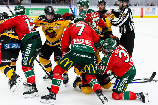 Slagsmål i slutet av ishockeymatchen i SHL mellan