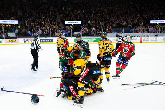 Slagsmål i slutet av ishockeymatchen i SHL mellan