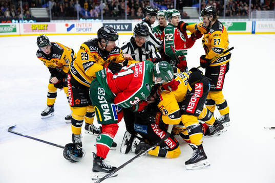 Slagsmål i slutet av ishockeymatchen i SHL mellan