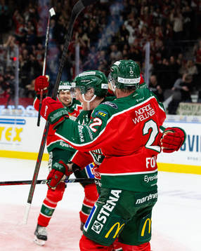 Frölundas Christian Folin jublar ihop med Carl Klingberg