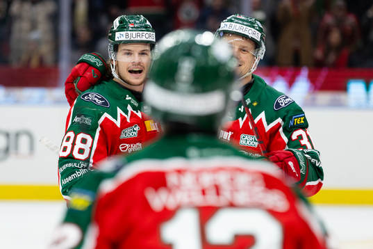 Frölundas Malte Strömwall jublar ihop med Nicklas Lasu