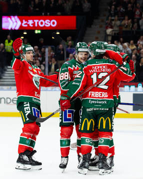 Frölundas Malte Strömwall jublar ihop med lagkamrater