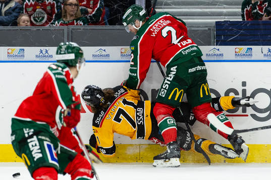 Frölundas Christian Folin tacklar Luleås Adam Brodecki