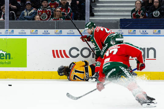 Frölundas Christian Folin tacklar Luleås Adam Brodecki