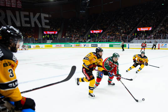 Luleås Linus Omark och Frölundas Nicklas Lasu