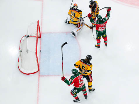 Frölundas Tom Nilsson (ej i bild) skjuter 1-0 i mål bakom