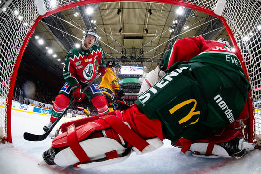Frölundas Christian Folin framför målvakt Lars Johansson