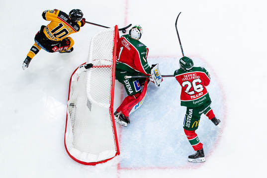 Luleås Einar Emanuelsson mot Frölundas målvakt Lars