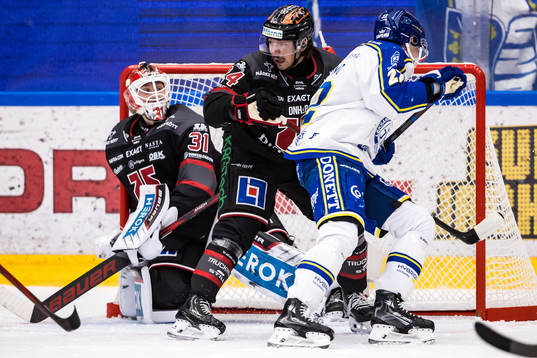 Örebros målvakt Jonas Arntzen och Hannes Björninen mot