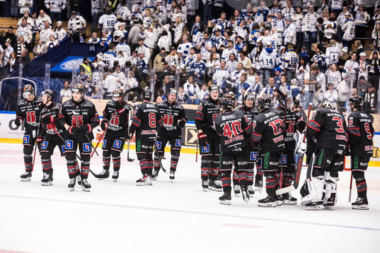 Örebros spelarna jublar