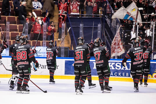 Örebros spelarna jublar