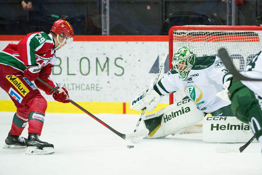 MoDos Mikkel Aagaard och Färjestads målvakt Maxime Lagacé