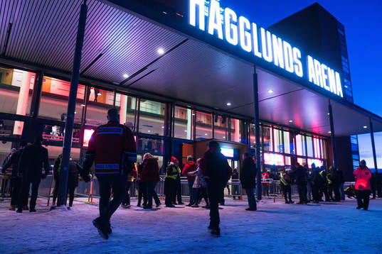 Suppotrar utanför Hägglunds Arenan innan ishockeymatchen