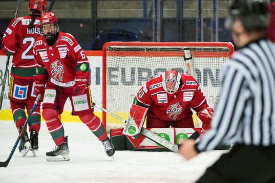 Modos målvakt Andrea Brändli deppar