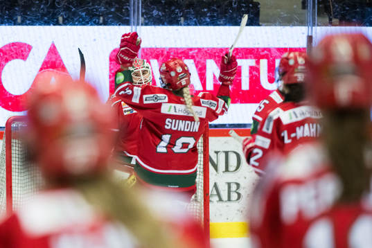 Modos målvakt Andrea Brändli jublar